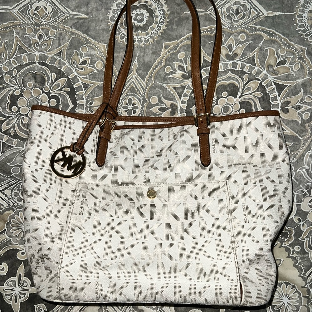 Michael Kohrs white MK purse